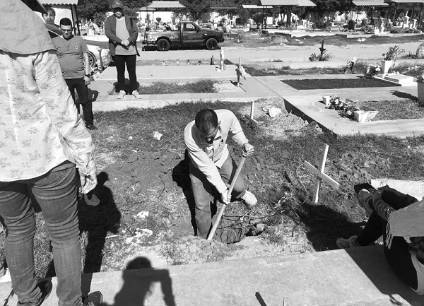 Los panteoneros trabajan para recuperar el cuerpo de Felipe. Horas pasan antes de que su familia pueda reencontrarse con los restos de su cuerpo conservados en una bolsa negra. Archivo propio, 2018.