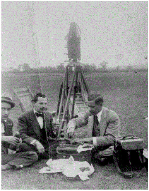 “Hermanos Alva durante un almuerzo”.