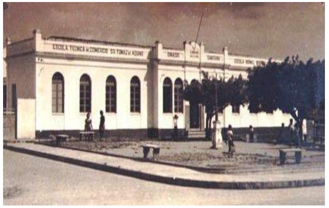 Praa Isaac de Miranda com o prdio do Colgio Cenecista