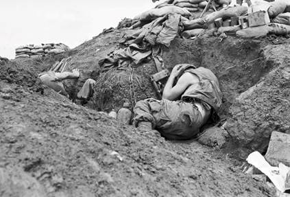 Soldado al suelo en Vietnam (1967)