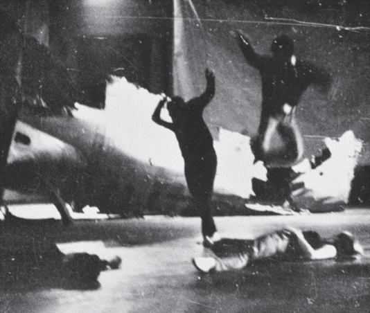 F&eacute;lix Maruenda y otros artistas, Peligro (1969), imagen de la performance realizada en el Hall central de la antigua Escuela de Artes de la Universidad de Chile