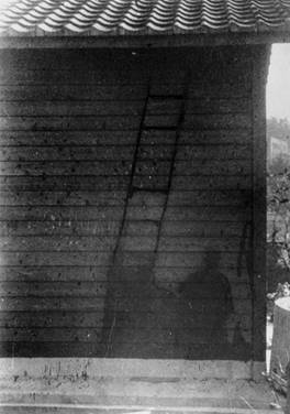 Eiichi Matsumoto (1945), sombra de un soldado sobre la pared de madera del cuartel general militar de Nagasaki.
