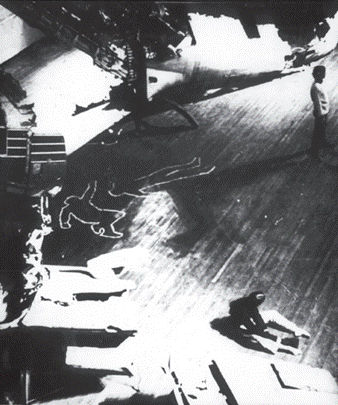 F&eacute;lix Maruenda y otros artistas, Peligro (1969), imagen de la performance realizada en el Hall central de la antigua Escuela de Artes de la Universidad de Chile
