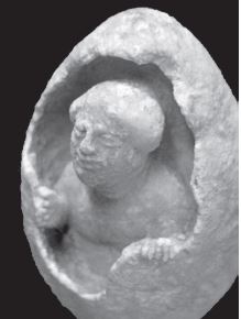 Helena saliendo del huevo.