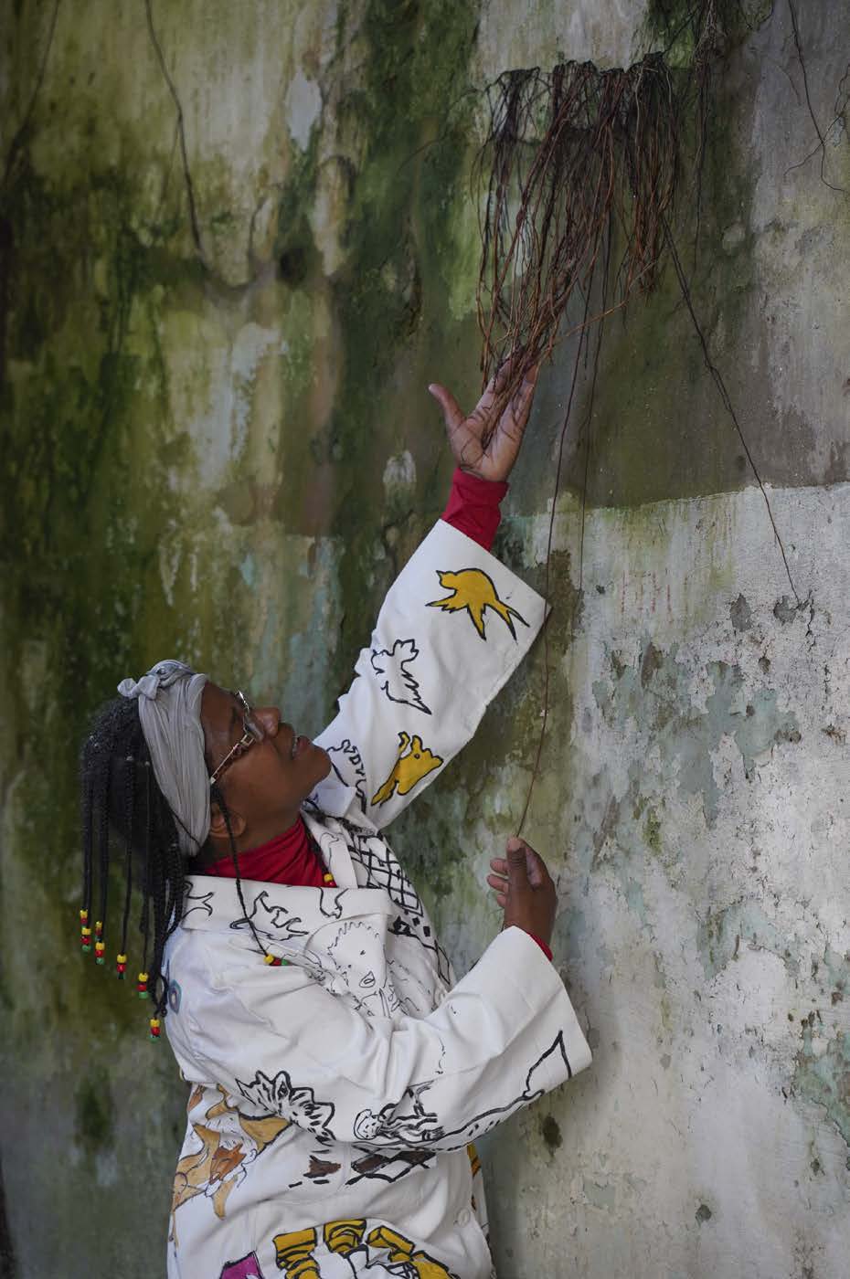 &Aacute;rea externa da Oficina de Criatividade do HPSP, 2019. Solangeme mostrou que as ra&iacute;zes de uma &aacute;rvore penetraram a estruturamanicomial e pediu para ser fotografada junto &agrave; planta quenomeou de &Aacute;rvore de Galli, em homenagem a Tania GalliFonseca (Fonseca et al., 2018; Fonseca; Cardoso; Resende, 2014),professora e pesquisadora que contribuiu para que obras depacientes psiqui&aacute;tricos fossem reconhecidas pela condi&ccedil;&atilde;oexpressiva e testemunhal.