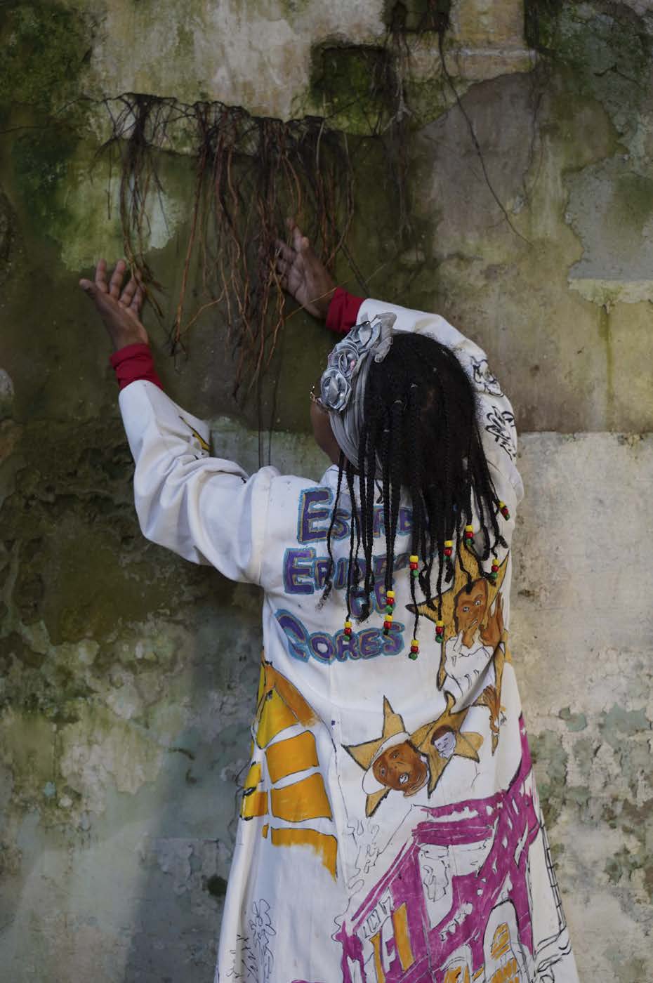 &Aacute;rea externa da Oficina de Criatividade do HPSP, 2019. Solangeme mostrou que as ra&iacute;zes de uma &aacute;rvore penetraram a estruturamanicomial e pediu para ser fotografada junto &agrave; planta quenomeou de &Aacute;rvore de Galli, em homenagem a Tania GalliFonseca (Fonseca et al., 2018; Fonseca; Cardoso; Resende, 2014),professora e pesquisadora que contribuiu para que obras depacientes psiqui&aacute;tricos fossem reconhecidas pela condi&ccedil;&atilde;oexpressiva e testemunhal.