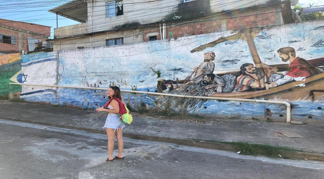 Mural com refer�ncia ao livro de Jo�o no qual Jesus orienta jogar a rede � direita