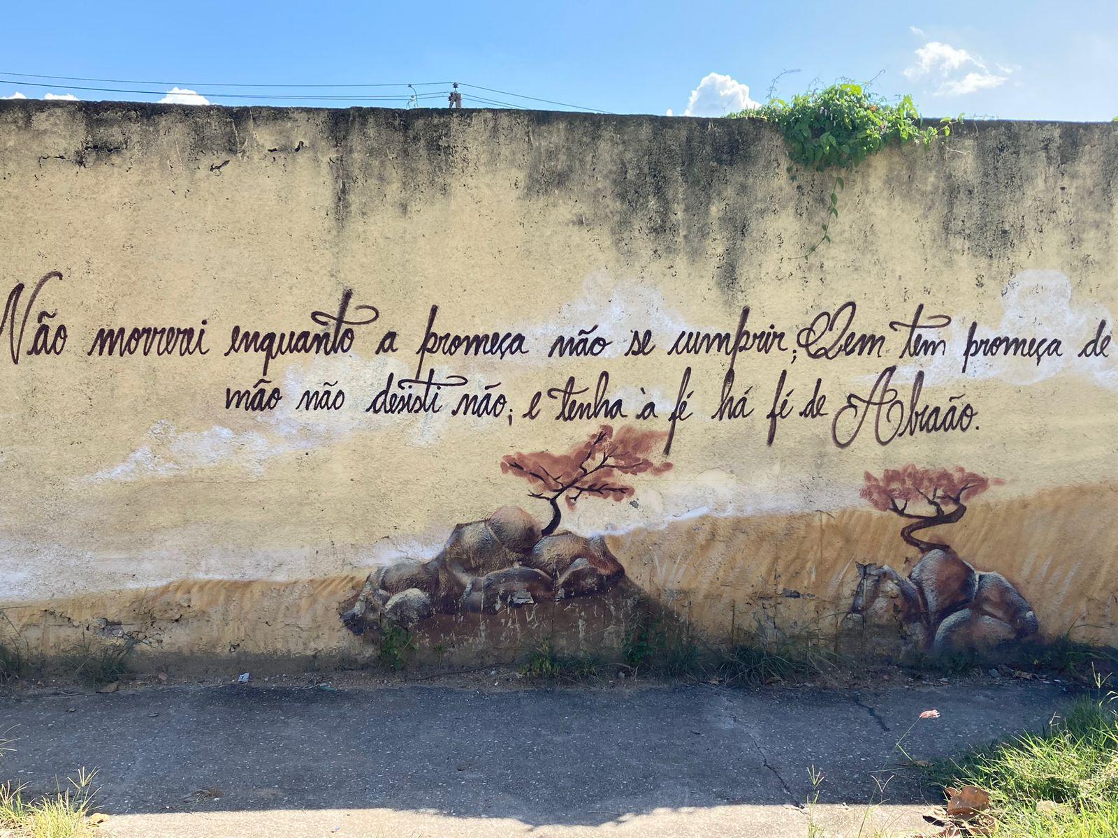 &ldquo;N�o morrerei enquanto a promessa n�o se cumprir. Quem tem promessa de Deus n�o desiste n�o. Tenha f�. A f� de Abra�o&rdquo;. Estrofe de m�sica gospel de Marquinhos Gomes e Willian Nascimento. Parada de Lucas, Complexo de Israel