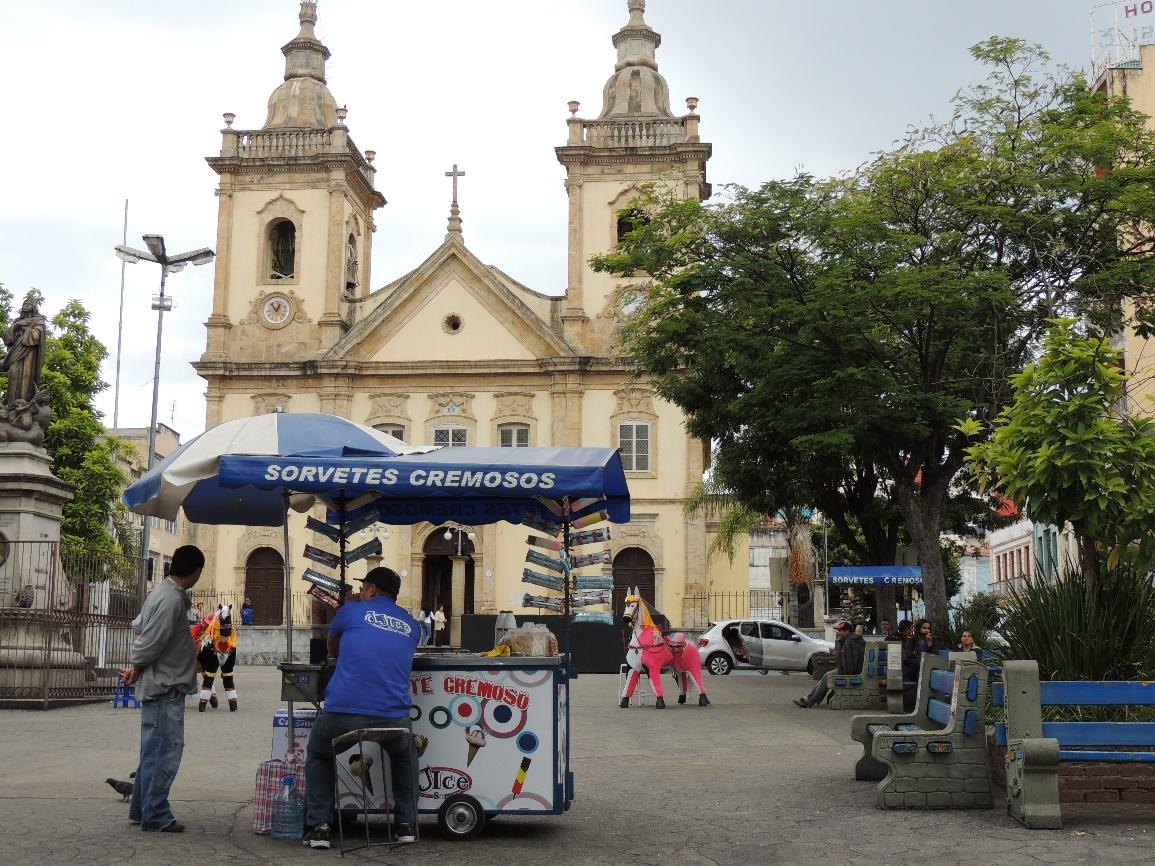 Pra�a em frente � igreja matriz