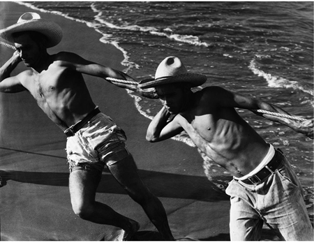 Ned Scott, foto fija, dos pescadores tirando de una red. Reproducida con autorización del Archivo Ned Scott.47