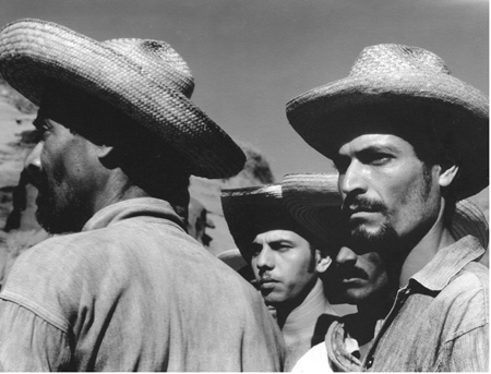 Ned Scott, foto fija, los pescadores escuchando a Miro. Reproducida con autorización del Archivo Ned Scott.