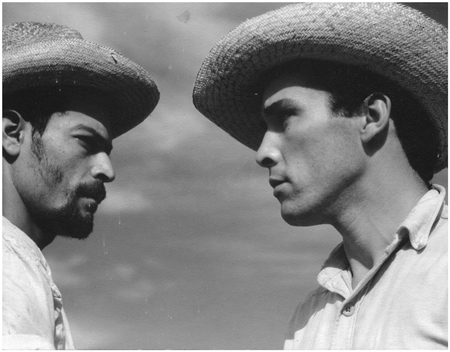 Ned Scott, foto fija, Miro y Miguel se enfrentan uno a otro. Reproducida con autorización del Archivo Ned Scott.