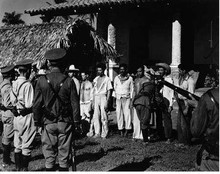 Ned Scott, foto fija, los pescadores y el ejército. Reproducida con autorización del Archivo Ned Scott. 