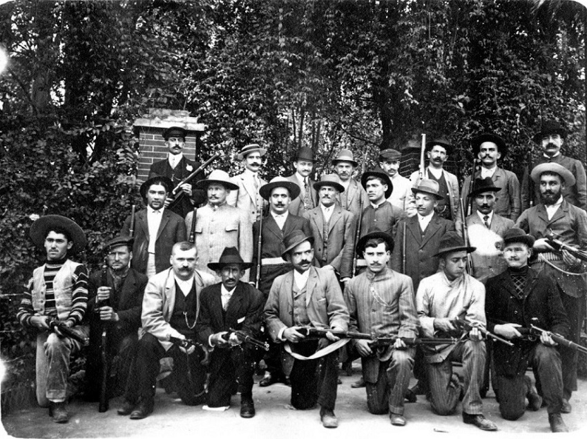 Empleados de El Valor durante la revolución mexicana. Sudek y su compañero Oberding en la primera fila, ca. 1911.ANpM, Nykl.