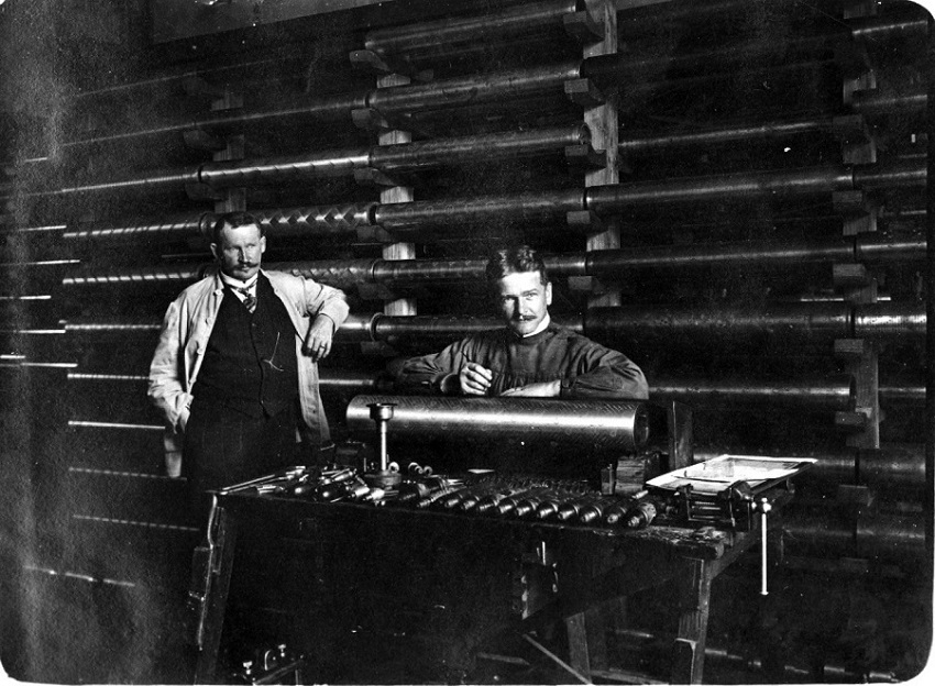 El taller de grabadura en El Valor. Nykl y su compañero de trabajo Oberding, ca. 1910.