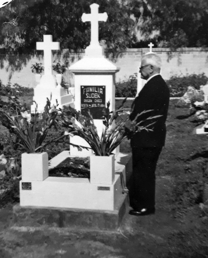 Sudek a la tumba de su esposa en el Panteón Francés en Puebla, 1964. NA, ČÚZ II.