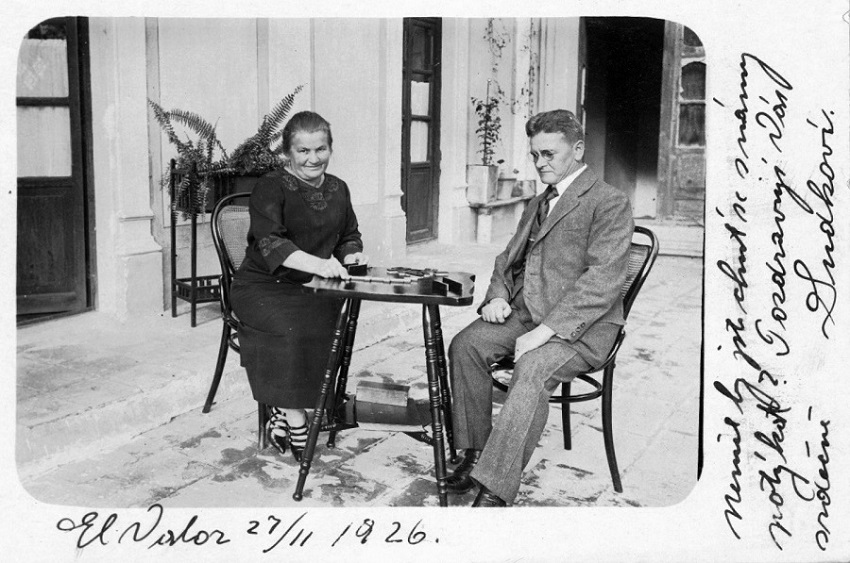 Sudek con su esposa en El Valor, jugando dominó, 1926. Sudek se la envió a Nykl con una inscripción de felicitaciones. ANpM, Nykl.