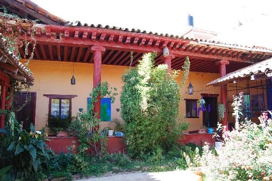 Ejemplo de la espacialidad y constructividad de la vivienda purépecha. Vivienda de adobe de la cuenca lacustre de Pátzcuaro.