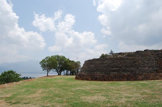 Sitio arqueológico de Tzintzuntzan en la cuenca lacustre de Pátzcuaro