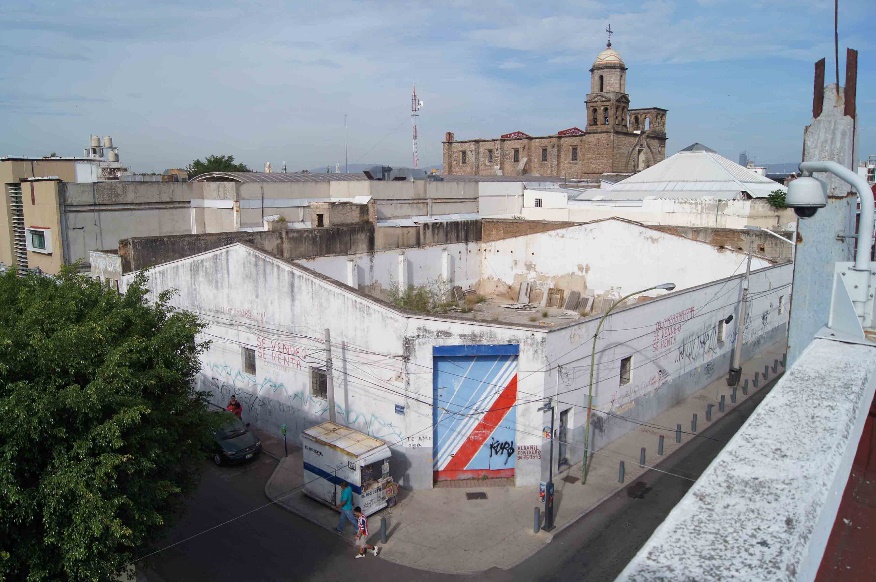 Edificio que sustituyó a La Parisiense 1. Al fondo la iglesia de Mexicatlzingo