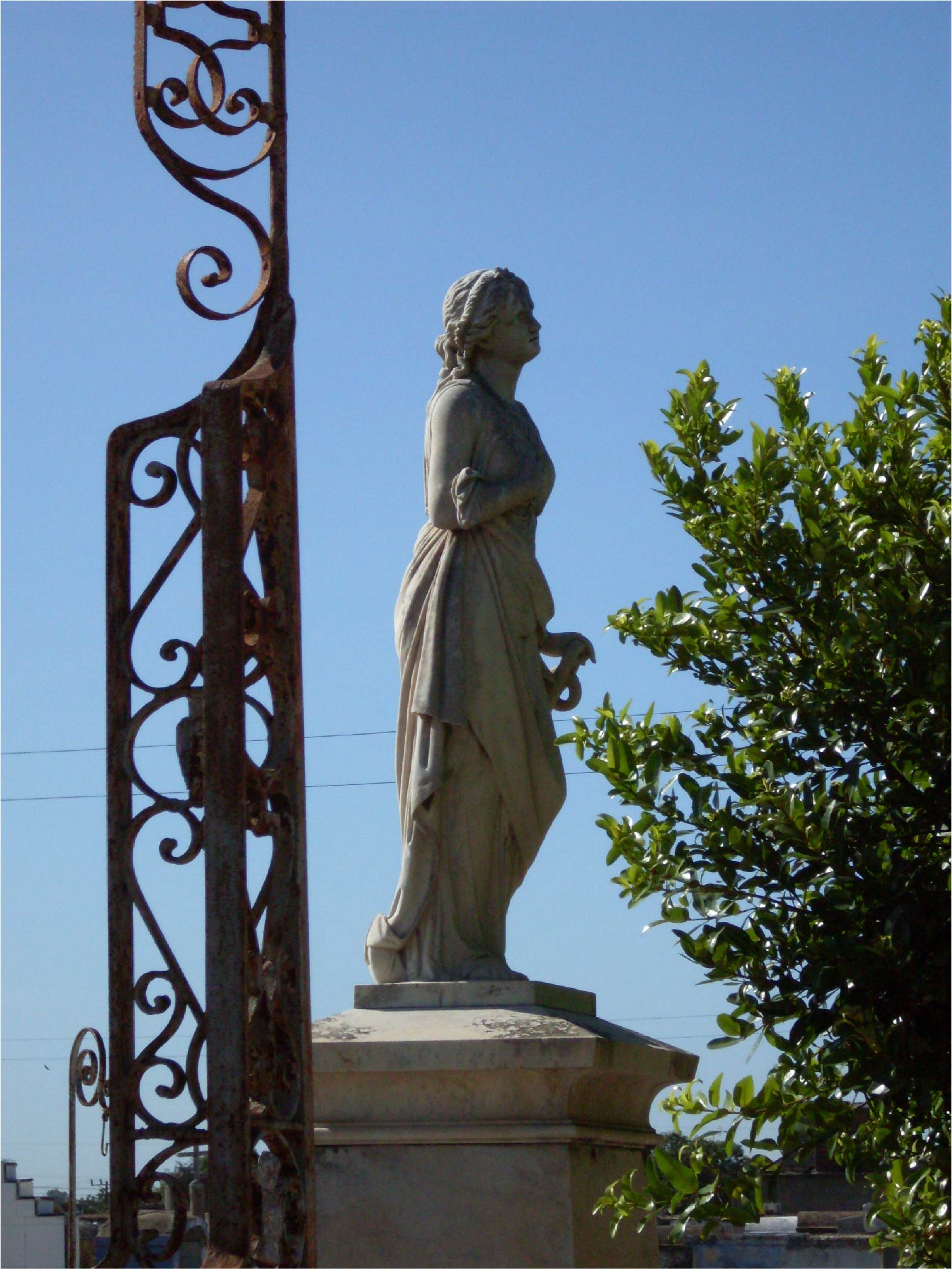 Escultura de mármol en el primer tramo del Cementerio General de Camagüey