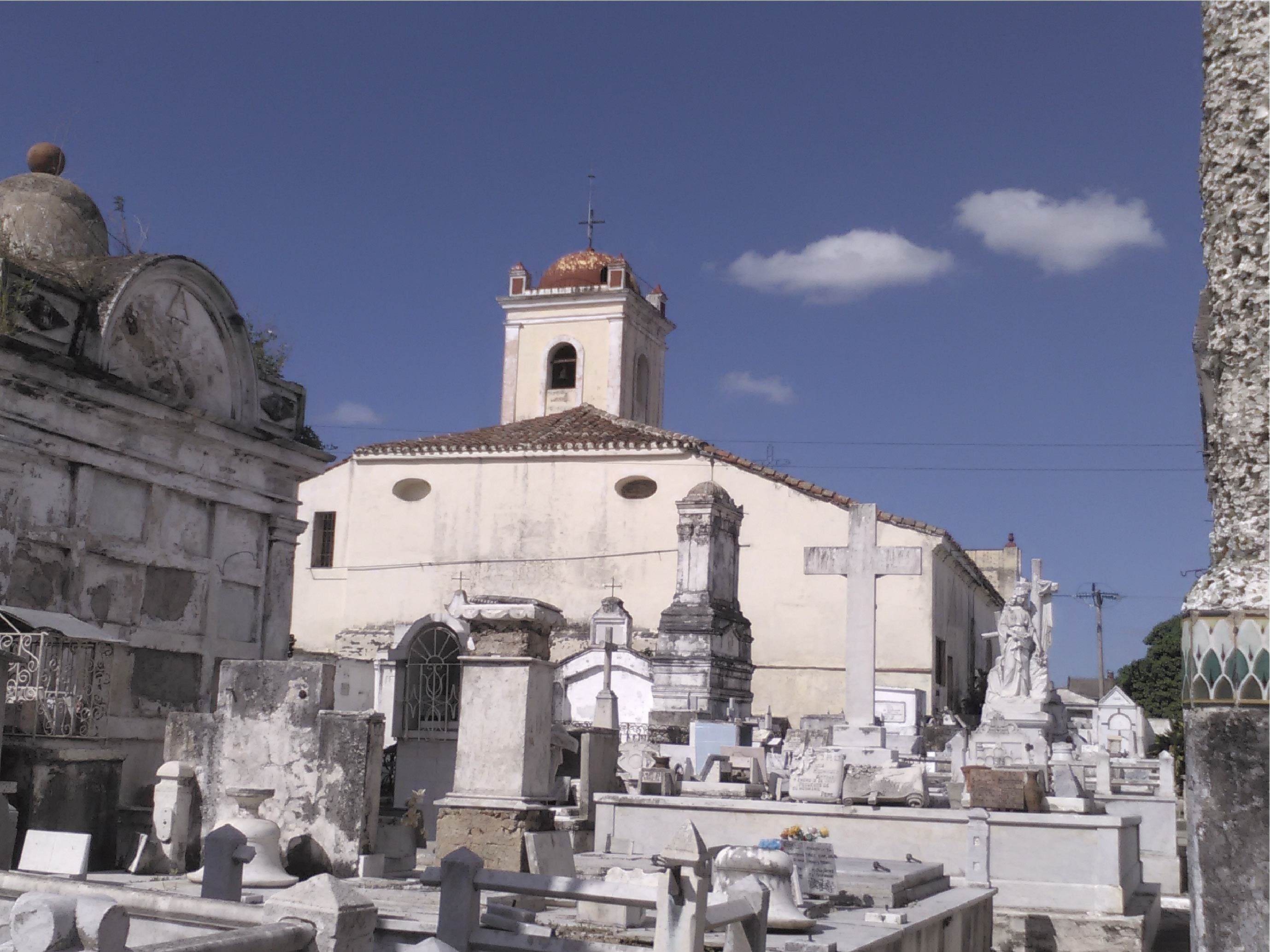 Vista general del primer tramo del Cementerio hacia la iglesia del Santo Cristo del Buen Viaje