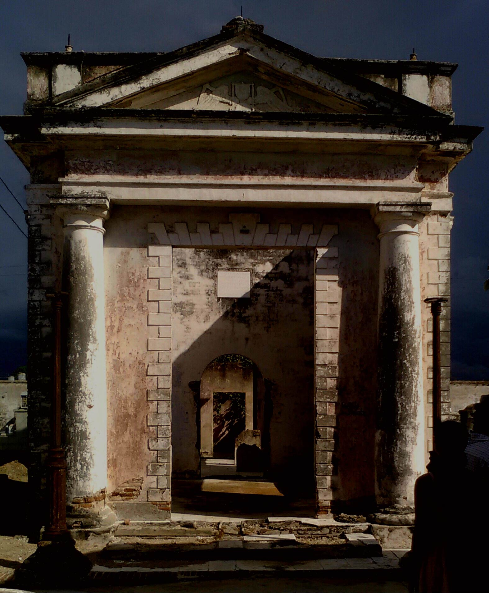 Antigua sala de necrosis y depósito de cadáveres, de estilo neoclásico