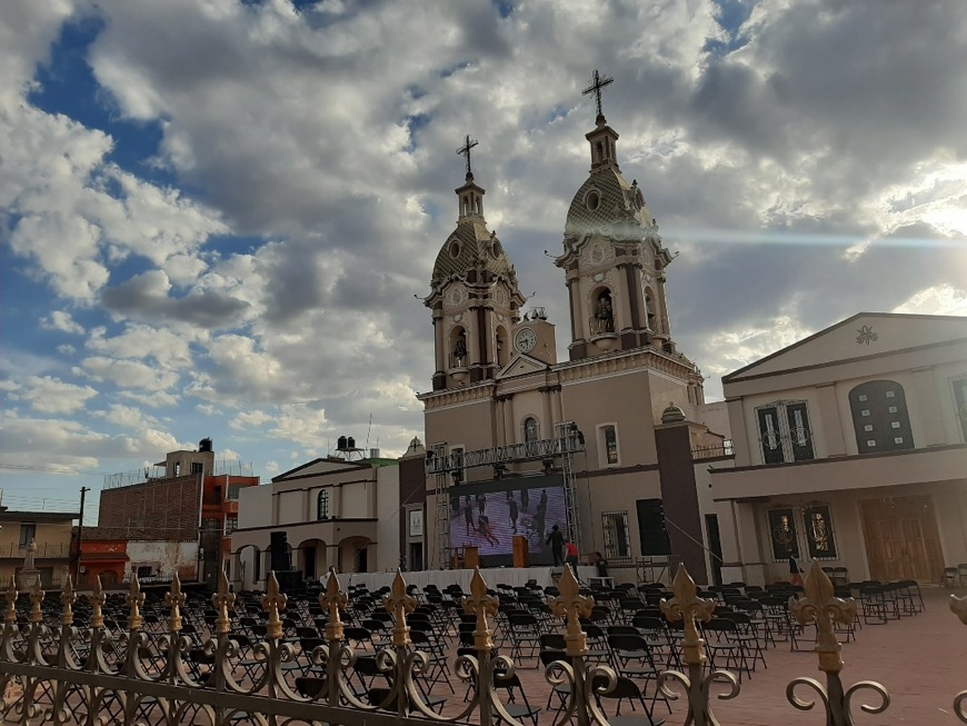 Atrio e iglesia de la localidad de San Francisco de Asis, en Atotonilco el Alto, Jalisco
