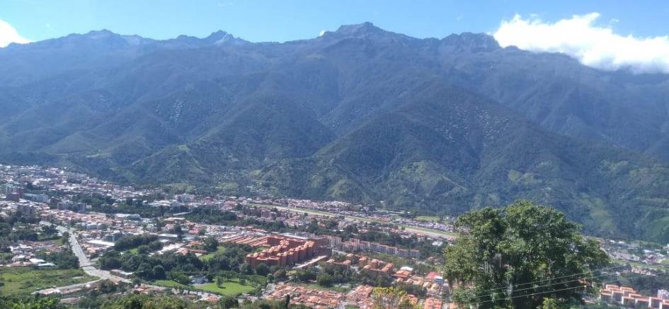 Panormica de la ciudad de Mrida, con la Sierra Nevada de fondo