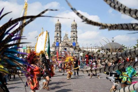 Ejemplificaci�n de la equidad socio-territorial. Fiesta Romer�a de Zapopan en la explanada de la Bas�lica de Guadalupe