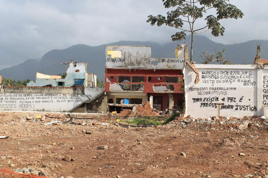 Foto da Vila Aut�dromo em remo��o, Rio de Janeiro, Brasil