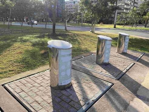 Papa-lixos na quadra 110 Noroeste, Bras�lia.