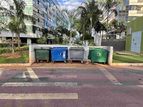 Contentores m�veis de pl�stico na quadra 102 Noroeste, Bras�lia.