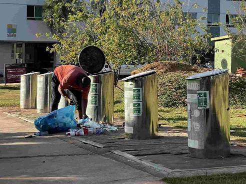 Catador retirando res�duos dos papa-lixos na quadra 110 Noroeste, Bras�lia.