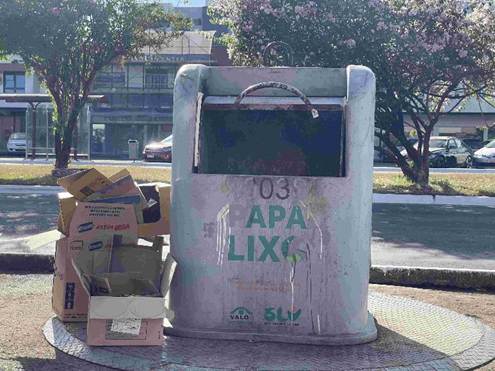 Papa-lixo e contentores m�veis na quadra 104 Sudoeste, Bras�lia.