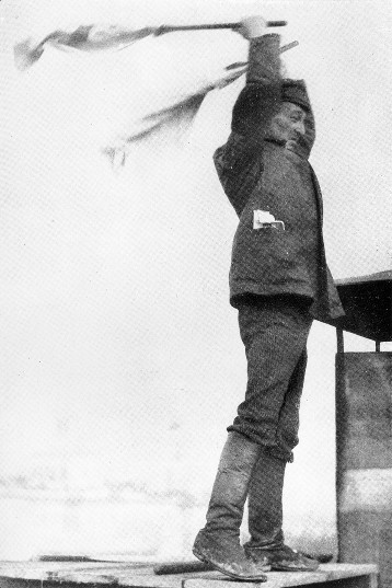 El compositor ruso Avraamov componiendo la Sinfonía de las Sirenas 1922 en Bakú (Foto tomada de René Fülöp-Miller, La mente y el rostro del bolchevismo, 1928).