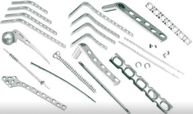 Ejemplo de elementos utilizados para la reducci�n �sea, se pueden observar alambres, tornillos, grapas, placas y clavos [81] .