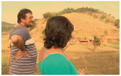 Maria e Marino visitam a propriedade onde ficava a casa da família