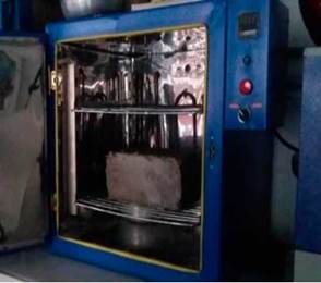 Secado del ecobloque en el horno. Archivo de los autores.