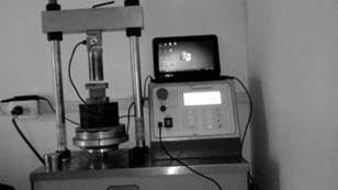 Ensayo a esfuerzo de compresi&oacute;n de los espec&iacute;menes en la m&aacute;quina multiusos