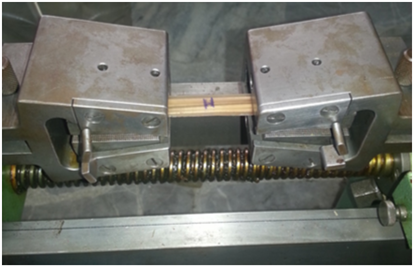 Mordaza de la
máquina AMSLER para ensayos de tracción horizontales.