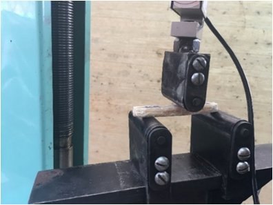 Máquina MTS con
la probeta colocada entre apoyos para ensayo de flexión. 