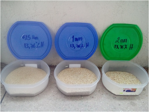 Granos de olote de maíz molido y tamizado para obtención de tamaños de grano
uniformes.