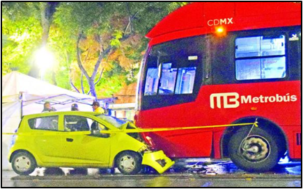 Colisión frontal de un autobús.