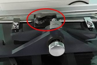 Posicionamiento del punzón de corte sobre la mesa porta muestras del proyector de contornos.