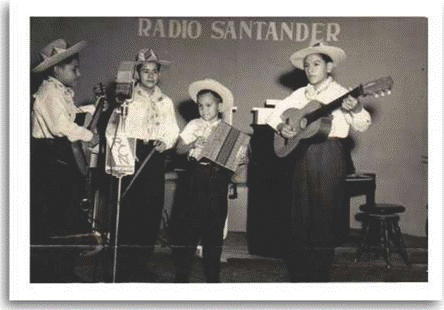Presentación para la emisora Radio Santander. De izquierda a derecha: guitarra, Arnulfo Briceño Contreras "el niño de la voz de oro"; acordeón, Alfredo Gutiérrez "El niño prodigio del acordeón"; guitarra, Alfonso Hernández.