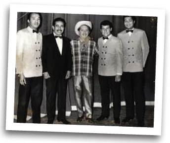 Arnulfo Briceño Contreras y Los Vlamers. En la fotografía aparacen de izquierda a derecha Victor Rayo (primo del maestro Marco Rayo), Marco Rayo (director del grupo y humorista mexicano), Arnulfo Briceño Contreras y Tony Valdés. México, 1968.