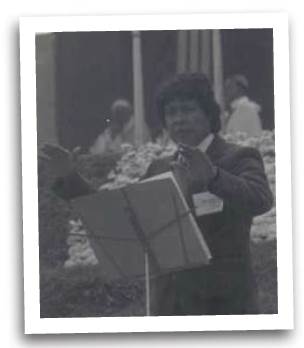 Registro fotográfico de la Misa en Sol Mayor oficiada por S. S. Juan Pablo II el 2 de julio de 1986. Al fondo, se observa la imagen del Sumo Pontífice.