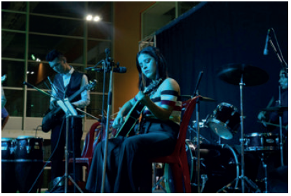 Estudiante de m&uacute;sica en evaluaci&oacute;n final