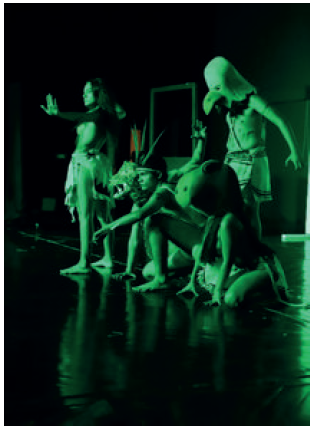 Estudiantes de teatro en evaluación